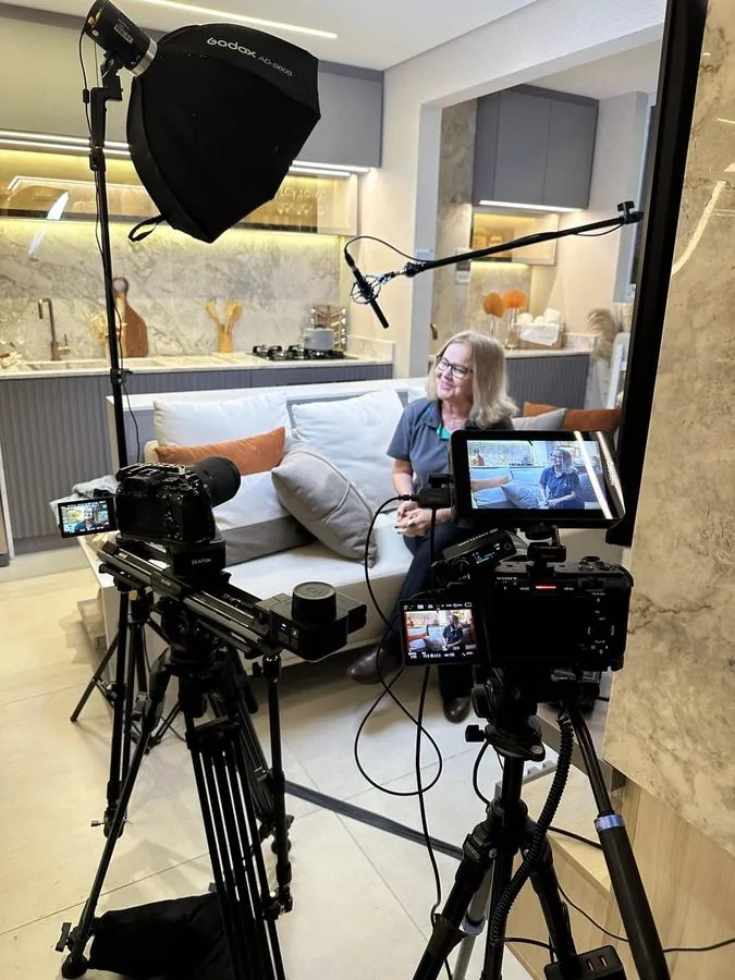 Câmera profissional gravando entrevista em sala iluminada