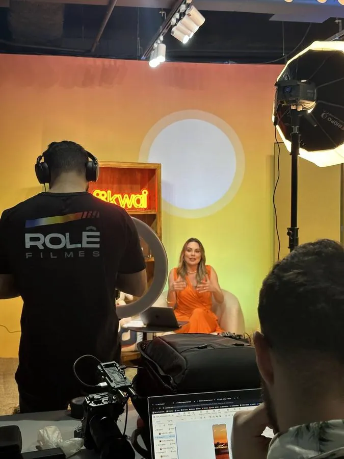 Equipe da Rolê Filmes operando câmera em set com iluminação