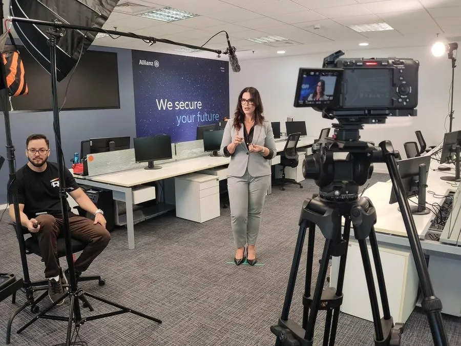 Gravação de vídeo institucional em escritório com tripés e câmeras