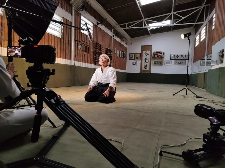 Gravação de entrevista em galpão com câmera sobre trilho