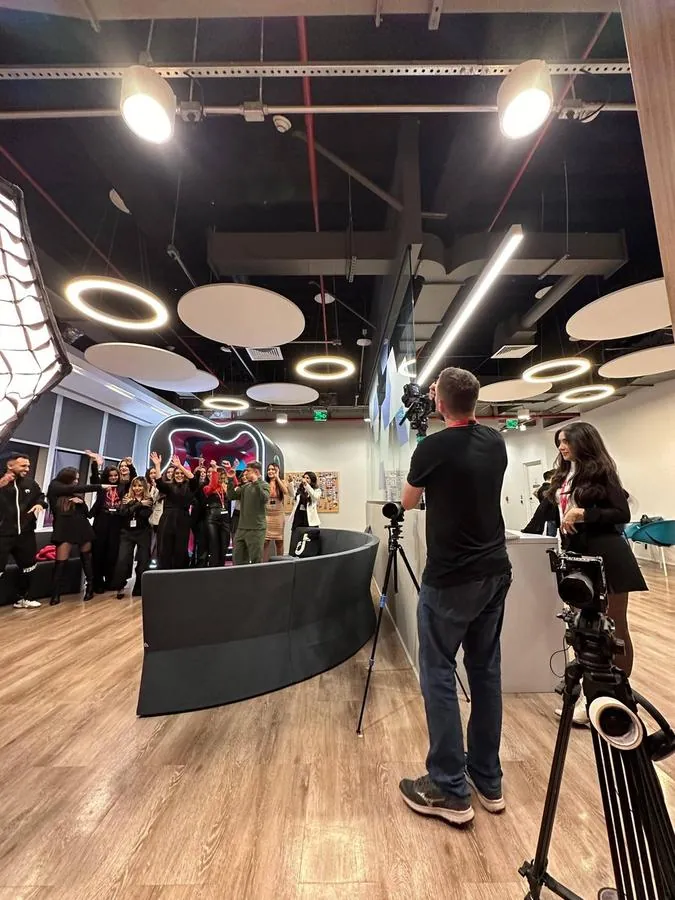 Câmera registrando evento em espaço com iluminação circular