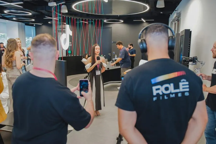 Equipe da Rolê Filmes registrando vídeo em espaço de evento da TikTok