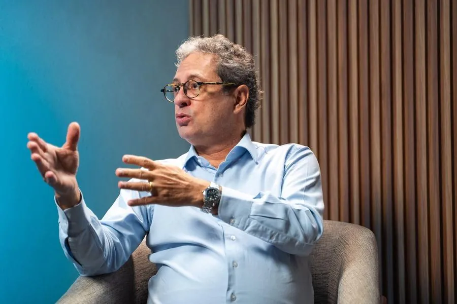 Convidado gesticulando durante entrevista do podcast Além da Boca