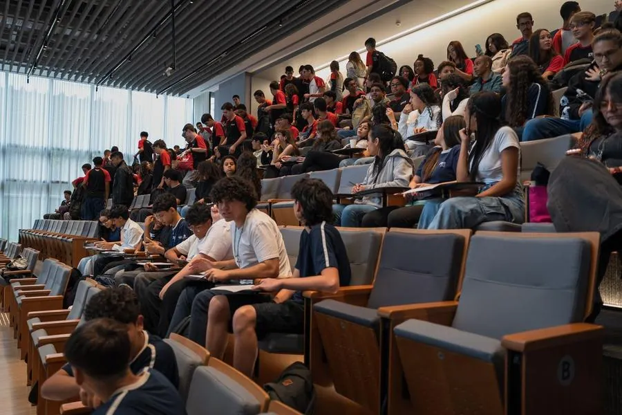Plateia de jovens assistindo a palestra em auditório do C6 Bank