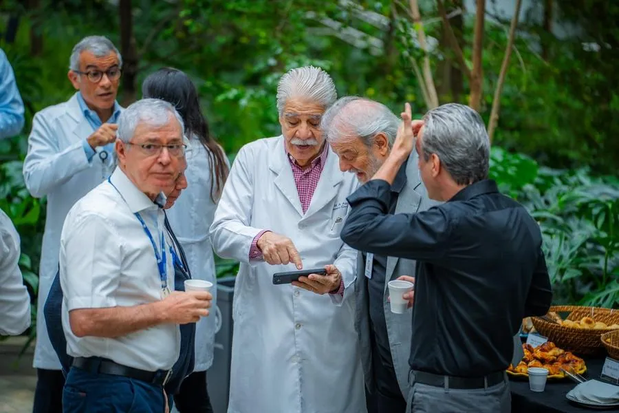 Médicos conversando em evento corporativo do Einstein