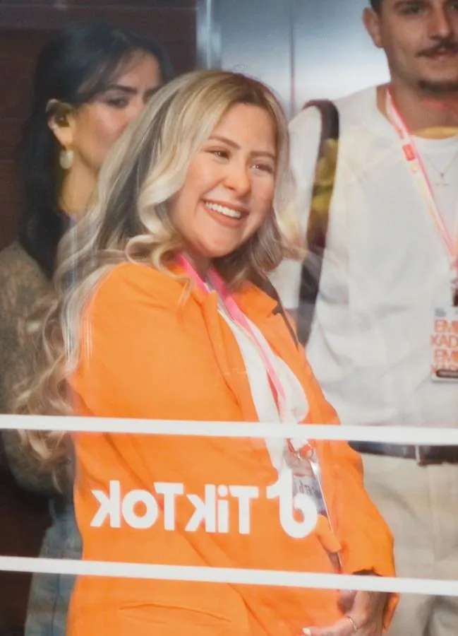 Participante sorrindo em evento do BNM Summit