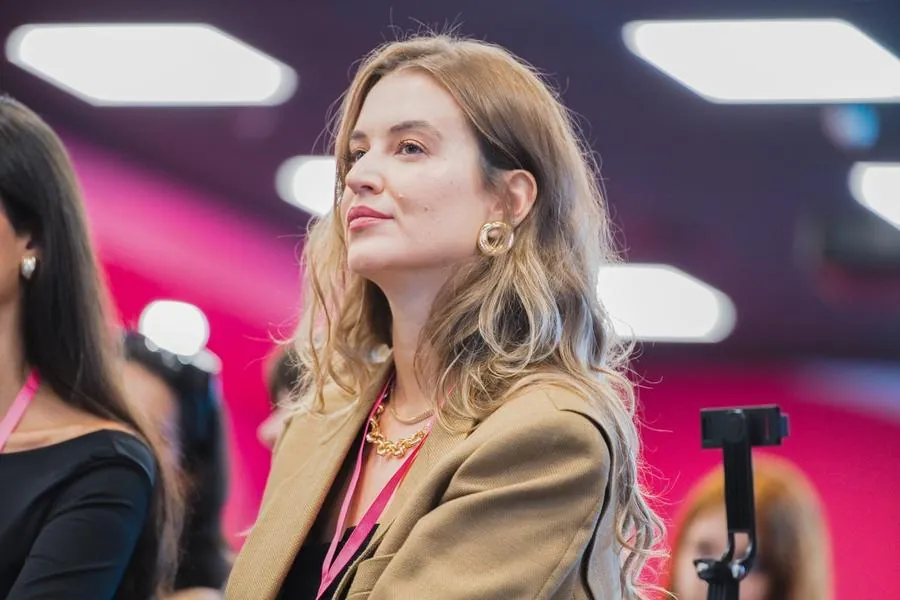 Participante atenta na plateia do BNM Summit
