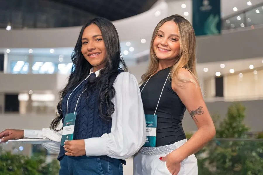 Duas participantes com crachá em evento do Einstein