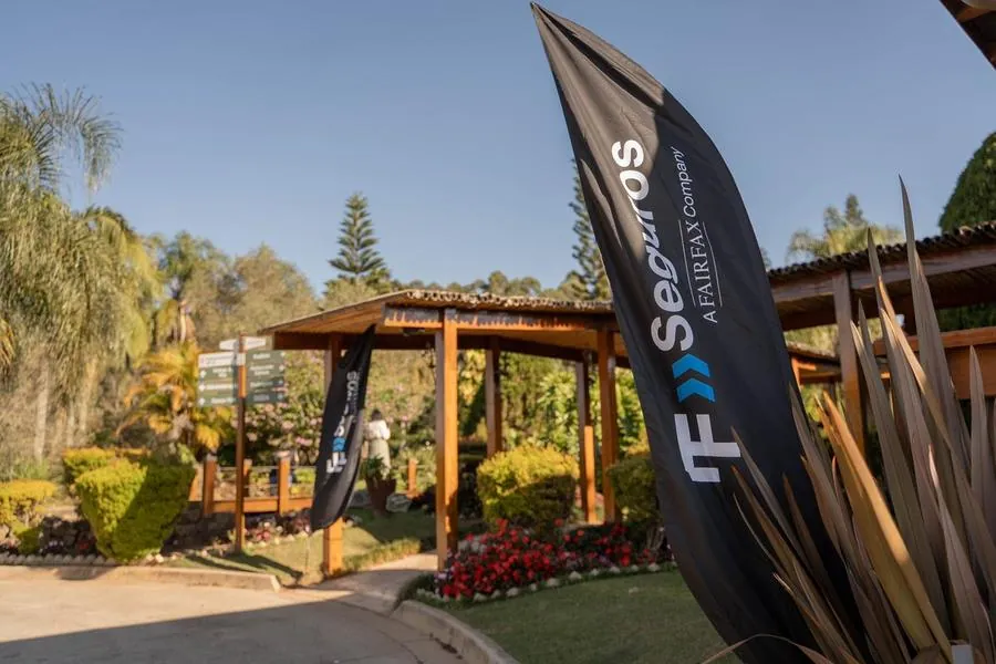 Bandeira da FF Seguros em evento corporativo ao ar livre