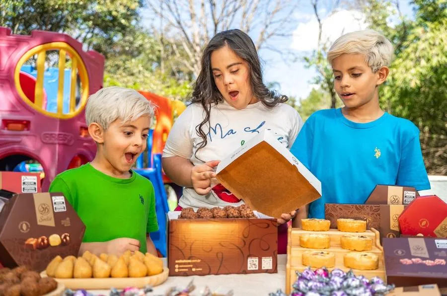Crianças abrindo caixa de doces em ensaio de produto da Sodiê Doces