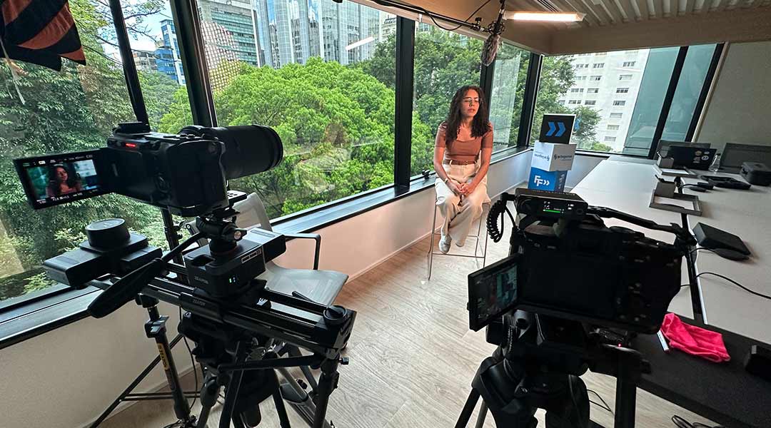 Evento corporativo transmitido ao vivo pela Rolê Filmes em São Paulo, com público, palco e câmeras.