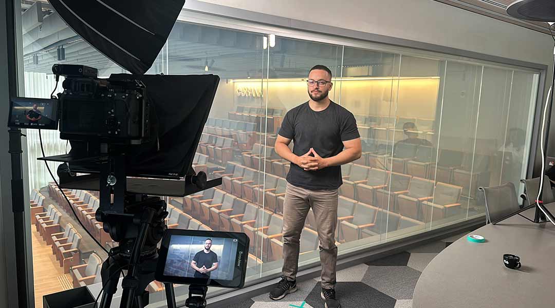 Evento corporativo transmitido ao vivo pela Rolê Filmes em São Paulo, com público, palco e câmeras.