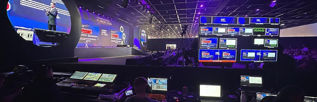 Estúdio de transmissão ao vivo para empresas da Rolê Filmes na Av. Paulista em São Paulo, com iluminação e câmeras.